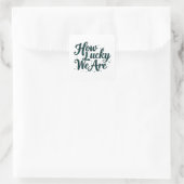 Hoe gelukkig zijn we met bloemenscripttypografie vierkante sticker (Tas)
