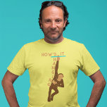 Hoe hangt het Schattige Monkey Graphic T-shirt<br><div class="desc">Een aapje dat aan een bar hangt,  begeleidt de slogan HOW'S IT HANGING op dit grafisch t-shirt. De aap is bruin en donkerbruin,  met coördinerende letters in donkerbruine kleur.</div>