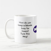 Hoe hou je een blonde uren bezig? koffiemok (Links)