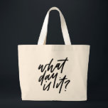 Hoe laat is het handvol Tas? Grote Tote Bag<br><div class="desc">Zijn je dagen een blur? Is het dinsdag of kan het woensdag zijn? Dit humoristische tas zal de stemming verlichten van alle mensen die te veel op schema liggen. "Welke dag is het?" wordt met de hand in het zwart gepost.</div>