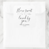 Hoe lief het is op maat bruiloft snoep buffet guns vierkante sticker (Tas)