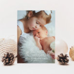 Hoe meer de aankondiging van de feestelijke feestd<br><div class="desc">De moderne kerstbevallingskaart met handgeschreven typografie die zegt "hoe meer de merrier" met een hart. Dit is een geboortemekaart voor de vakantieseizoenen! Voeg je foto's,  geboortestaten en een bericht toe! De verticale foto werkt het best op de voorkant.</div>