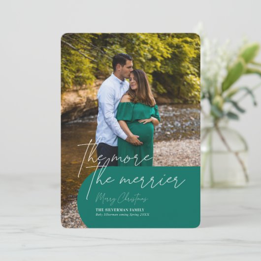 Hoe meer de "Merrier Pregnancy Photo Holiday Card" Feestdagenkaart (Staand voorkant)