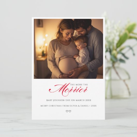 Hoe meer de Merrier Red Baby aankondiging (Staand voorkant)