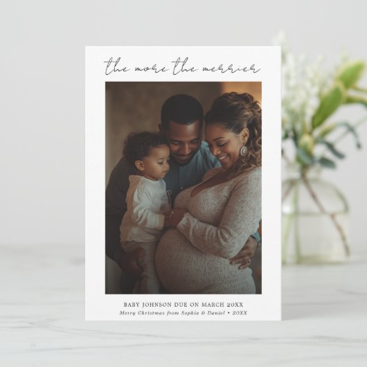 Hoe meer de Merrier White zwangerschapsaankondigin Feestdagenkaart (Staand voorkant)