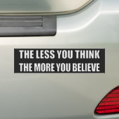 Hoe minder je denkt, hoe meer je gelooft bumpersticker (Op auto)