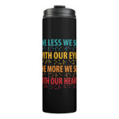 Hoe minder we zien met onze ogen - blindheid brail thermosbeker (Voorkant)