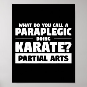 Hoe noem je een paraplegische die karate doet gede poster