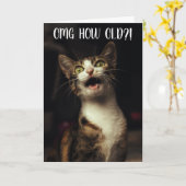 "Hoe oud?!" Funny Cat Birthday Kaart (Gele Bloem)