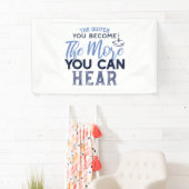 Hoe stiller je wordt, hoe meer je een citaat hoort spandoek (Insitu)