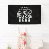 Hoe stiller je wordt, hoe meer je zwart hoort spandoek (Insitu)