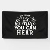 Hoe stiller je wordt, hoe meer je zwart hoort spandoek (Horizontaal)