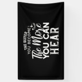 Hoe stiller je wordt, hoe meer je zwart hoort spandoek (Verticaal)