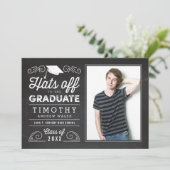 Hoed Af Afstudeer Chalkboard Uitnodiging (Staand voorkant)