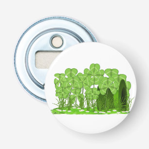 Hoed van Leprechaun liggend in een veld van Shamro Button Flesopener