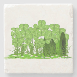 Hoed van Leprechaun ligt in veld met Shamrocks Stenen Onderzetter