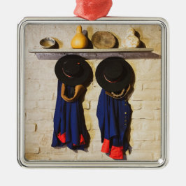 Hoeden en jassen in een oud pueblo metalen ornament