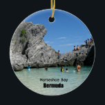 Hoefijzer Bay, Bermuda Keramisch Ornament<br><div class="desc">Mensen genieten van de rotsen en het water in Bermuda's beroemde Hoefijzer Bay.</div>
