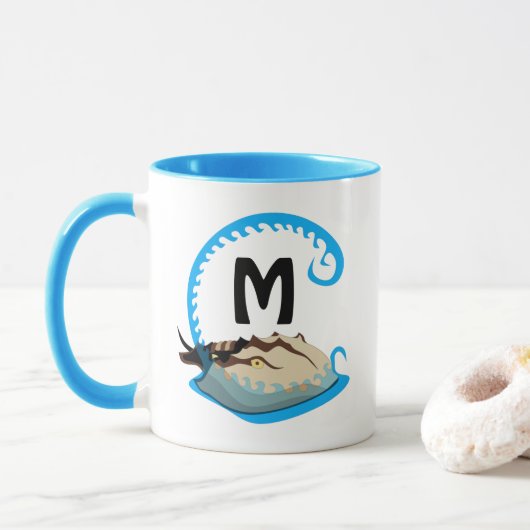 Hoefijzer krab speelt in het watermonogram mok (Met donut)