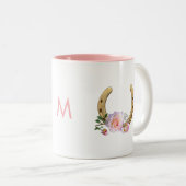 Hoefijzer met bloemen en monogram tweekleurige koffiemok (Voorkant rechts)