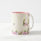 Hoefijzer met bloemen op beige tweekleurige koffiemok (Voorkant rechts)