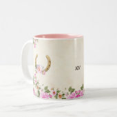 Hoefijzer met bloemen op beige tweekleurige koffiemok (Voorkant links)