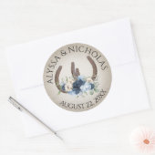 Hoefijzers en blauwe bloemen ronde sticker (Envelop)