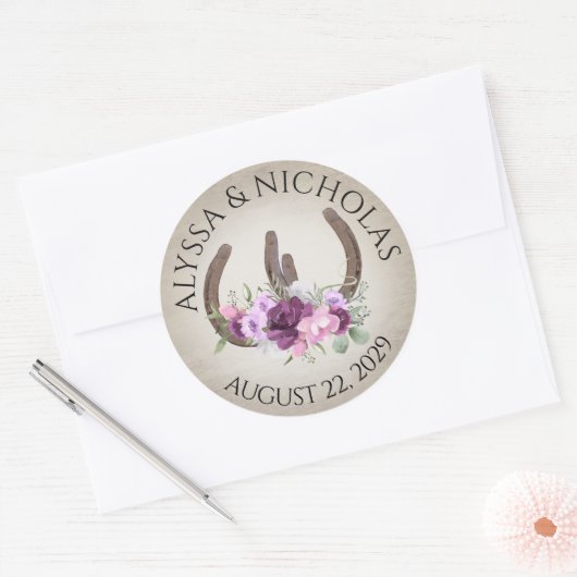 Hoefijzers en bloemen paarse bloemen rustiek ronde sticker (Envelop)