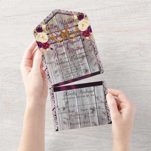 Hoefijzers, Lace en Wildbloemen Gettin' Hitched All In One Uitnodiging (Afscheurbaar)