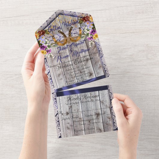 Hoefijzers & Lace Gettin' Hitched Wedding All In One Uitnodiging (Afscheurbaar)