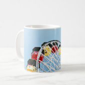 Hoekfoto van het witte reuzenwiel in de ochtend koffiemok (Voorkant links)