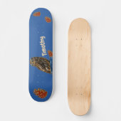 Hoenders en pijnbomen op een blauwe achtergrond persoonlijk skateboard (Voorkant)