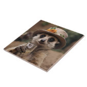 Hoera voor het leven: Gran Meerkat geniet van een  Tegeltje (Zijkant)