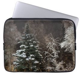 Hoesje van de Peaceful Snowy Woodland Laptop Sleeve