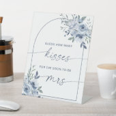 Hoeveel Kisses Vrijgezellenfeest Dusty Blue Game S Reclamebord Met Voetstuk (Insitu)