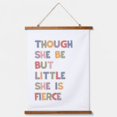 Hoewel ze klein is, is ze fel hangend wandkleed (Voorkant)