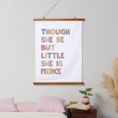 Hoewel ze klein is, is ze fel hangend wandkleed (Slaapkamer)