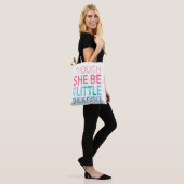 Hoewel ze maar klein is, is ze bruin tote bag (Op model)