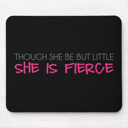 Hoewel ze maar klein is, is ze brutaal muismat (Voorkant)