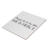 Hoewel ze maar klein is, is ze brutaal tegeltje (Zijkant)