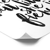 Hoewel ze maar klein is, is ze fel poster (Hoek)