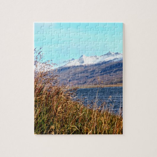 Hoge grassen en met sneeuw bedekte berg puzzel (Verticaal)