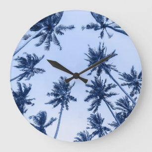 Hoge palmbomen, heldere blauwe lucht. grote klok