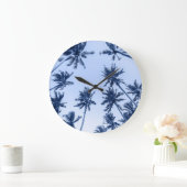 Hoge palmbomen, heldere blauwe lucht. grote klok (Huis)