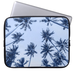 Hoge palmbomen, heldere blauwe lucht. laptop sleeve