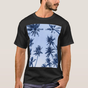 Hoge palmbomen, heldere blauwe lucht. t-shirt