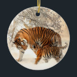 Hoger gezin in de winter keramisch ornament<br><div class="desc">Tijgerfamilie in de winter. Prachtige natuur.</div>