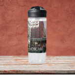 Hogere boorgang in Chicago Waterfles<br><div class="desc">Blijf rustig en gemotiveerd tijdens je dagelijkse trainingen met deze heldere,  plastieken waterfles met een foto-afbeelding van de bekende,  verhoogde looptrein in het centrum van Chicago,  Illinois. Selecteer de grootte en kleur van uw waterfles. OPMERKING: Ontwerp niet geoptimaliseerd voor de stijl van de waterfles van het Kind.</div>