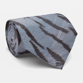 Hogere huidafdruk in zilver stropdas (Opgerold)