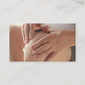 Hogere man heeft handen op z'n knie. visitekaartje (Achterkant)